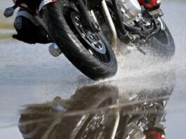 Funcionario de la PNB resulta lesionado tras deslizamiento de moto en Cujicana