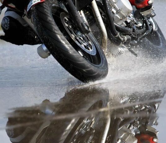 Funcionario de la PNB resulta lesionado tras deslizamiento de moto en Cujicana