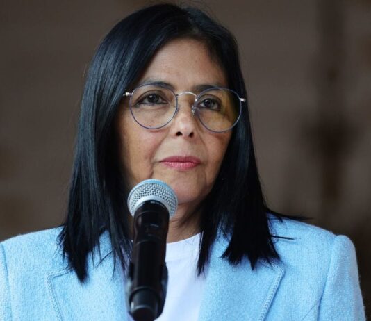 Delcy dice que «no hay un solo barril de petróleo que salga del país sin que se pague»