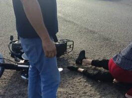 Joven resulta lesionado tras deslizar en moto en el sector Universitario