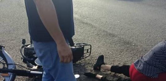 Joven resulta lesionado tras deslizar en moto en el sector Universitario