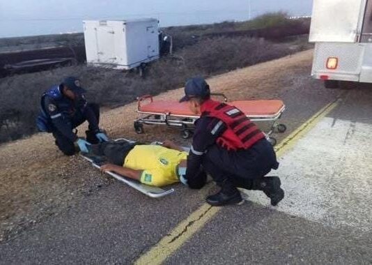 Joven resulta herido tras impactar su camión contra la defensa vial en la carretera Coro – Punto Fijo