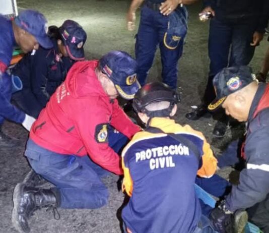 Mujer resulta lesionada tras aparatosa colisión entre moto y grúa en la Variante Norte de Coro