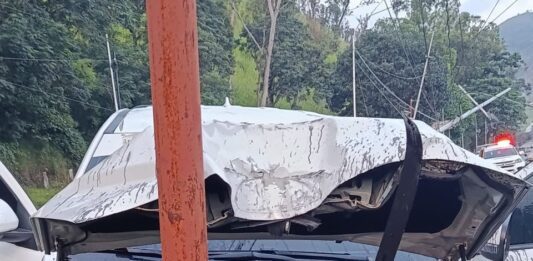 Patrulla del CICPC choca contra un poste y deja dos funcionarios heridos